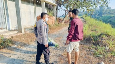 Polisi saat olah TKP di tanggul Desa Tumpang, Kecamatan Talun