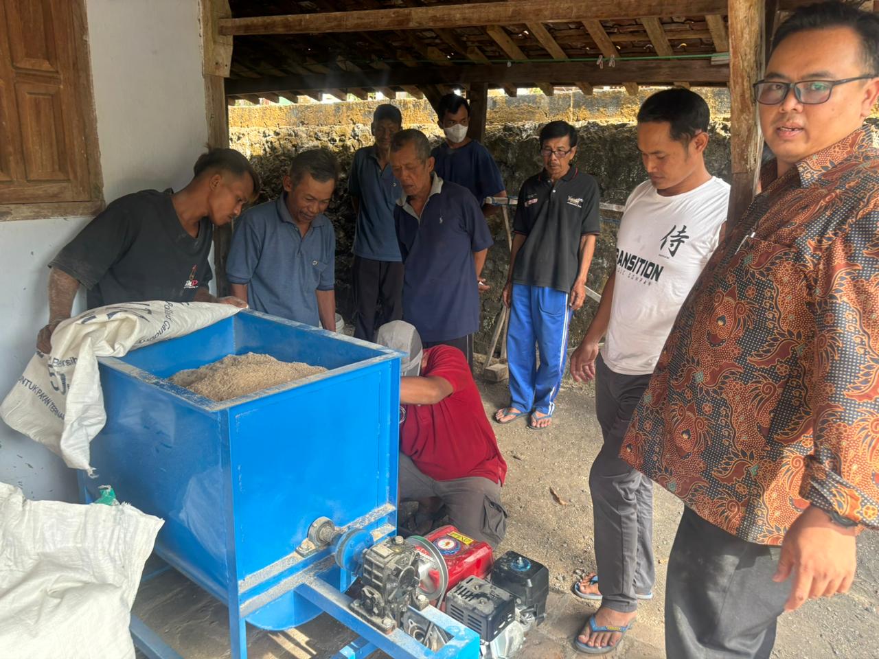 Harga Pakan Tinggi, Dosen AKN Putra Sang Fajar Blitar Ciptakan Alternatif Pakan Berbahan Onggok