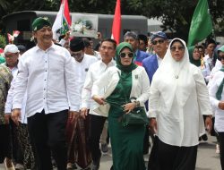 Pasangan calon Bupati dan Wakil Bupati Kediri, H. Deni Widyanarko, dan Hj. Mudawamah Daftar ke KPU Jalan Kaki, Didampingi Ribuan Kader