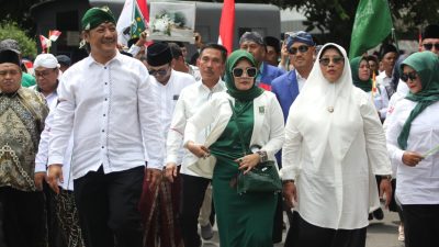 Jalan Kaki Diiringi Ribuan Kader PKB dan Kader Partai Nasdem, Pasangan H. Deni Widyanarko Dan Dra. H. Mudawamah Daftarkan Cabub dan Cawabup Kediri ke KPU.