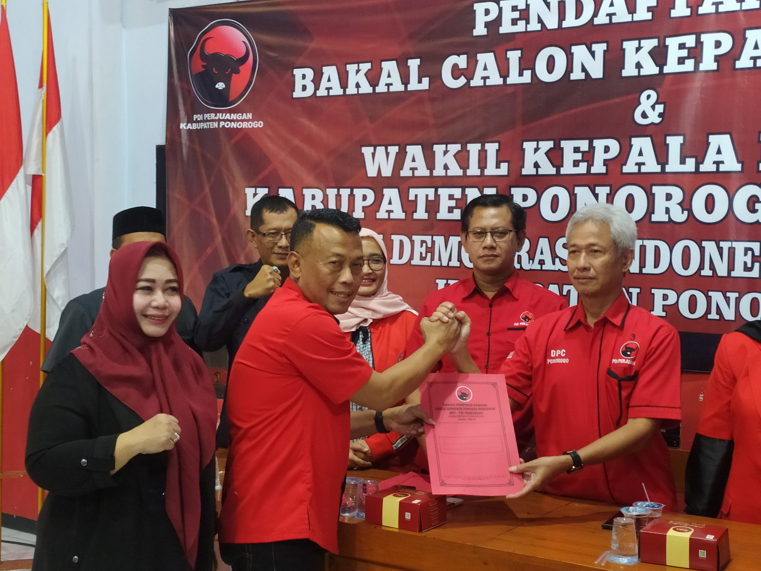 Sugiri Sancoko dan Lisdyarita saat menyerahkan berkas pendaftaran beberapa waktu lalu