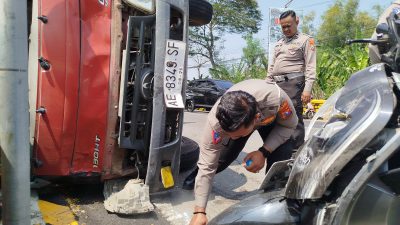 Hindari Motor Belok Sembarangan, Truk di Ponorogo Hantam Motor