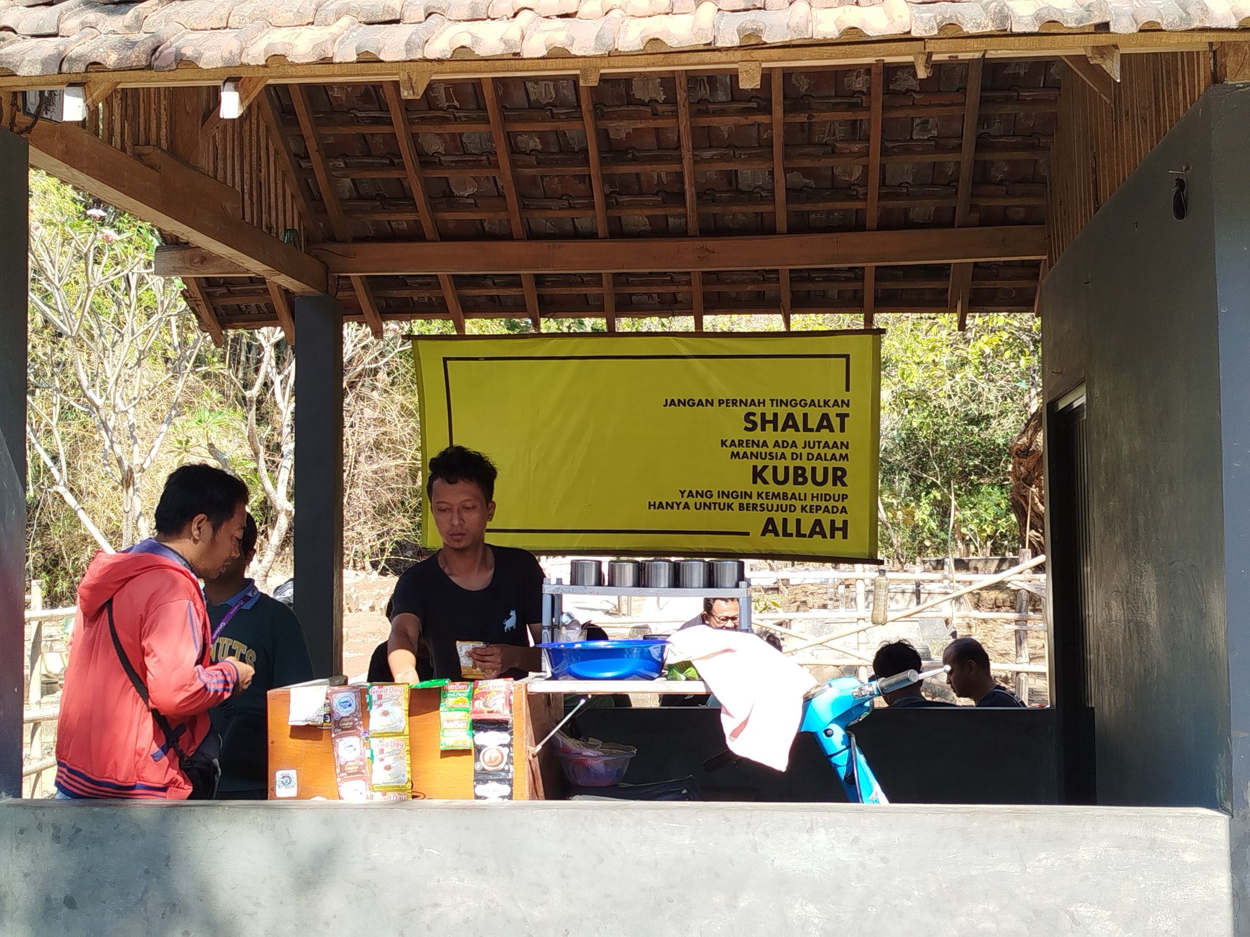 Warkop Future House di Ponorogo, Sensasi Ngopi di Tengah Kuburan