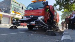 Truk road sweeper saat di uji coba dijalan Hos Cokroaminoto (Sony)