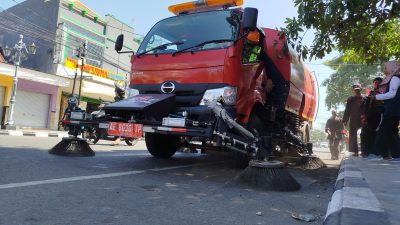 Truk road sweeper saat di uji coba dijalan Hos Cokroaminoto (Sony)