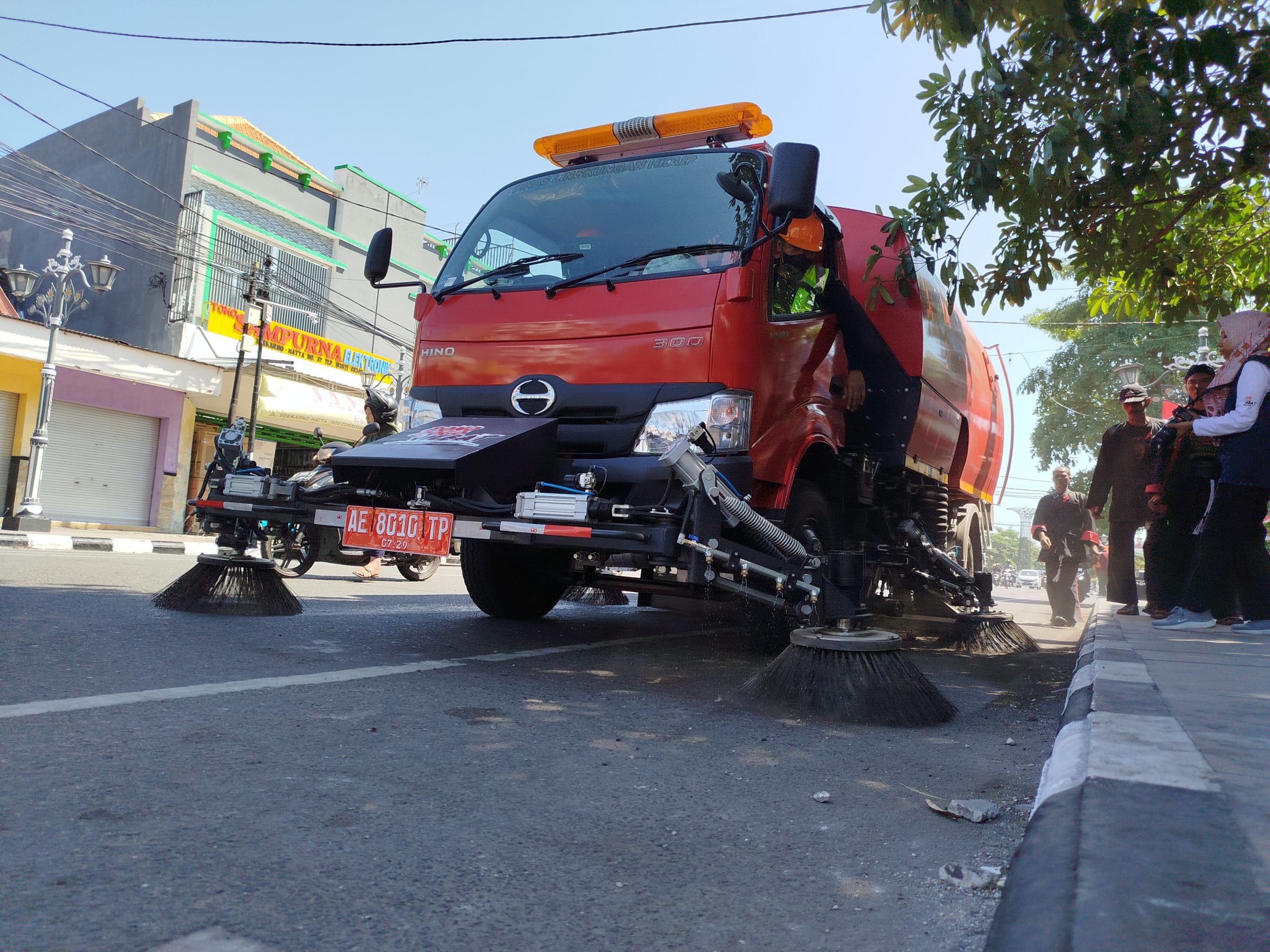 Truk road sweeper saat di uji coba dijalan Hos Cokroaminoto (Sony)