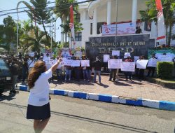 Puluhan Warga Gelar Demo di DPRD Ponorogo, Tolak   Wacana Pemkab Ponorogo Hutang Rp 100 Miliar Untuk PJU 