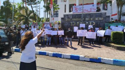 Puluhan Warga Gelar Demo di DPRD Ponorogo, Tolak   Wacana Pemkab Ponorogo Hutang Rp 100 Miliar Untuk PJU 