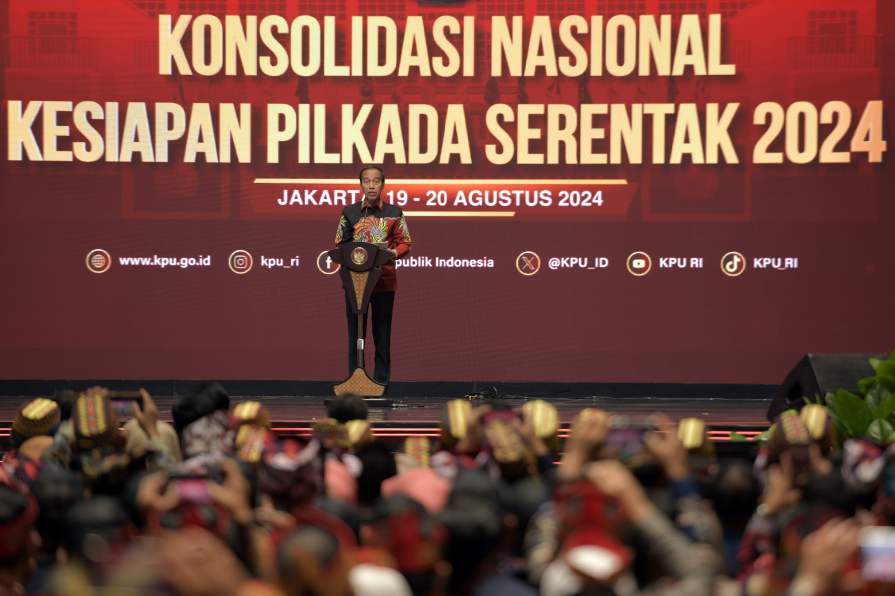 Presiden RI Joko Widodo (Jokowi) Memberikan Pengarahan kepada Peserta Konsolidasi Nasional Kesiapan Pilkada Serentak tahun 2024 di Jakarta Convention Center (JCC), Jakarta, Selasa (20/08/2024). (Foto: Humas Setkab/Rahmat)