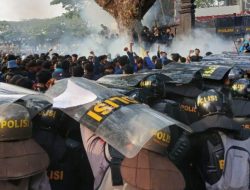 Aksi Unjuk Rasa Kawal Putusan MK di DPRD Kota Malang Berujung Ricuh, Massa Rusak Pagar dan Bakar Ban