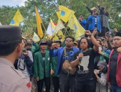 Ratusan Mahasiswa Gelar Demo di Depan DPRD Tulungagung, Tuntut Pengesahan UU Pilkada