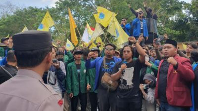 Ratusan Mahasiswa Gelar Demo di Depan DPRD Tulungagung, Tuntut Pengesahan UU Pilkada