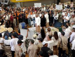 Nurochman dan Heli Suyanto Resmi Daftar Cawali-Cawawali 2024, Disambut Antusiasme Ribuan Warga Kota Batu