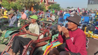 Ribuan Tukang Becak di Jombang Terima Sembako dari Keluarga Pengusaha Ayam