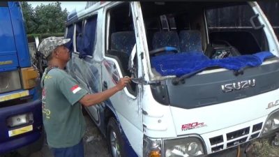 Mobil Elf Bawa Rombongan Pesilat Terguling di Jombang, 4 Penumpang Luka-luka