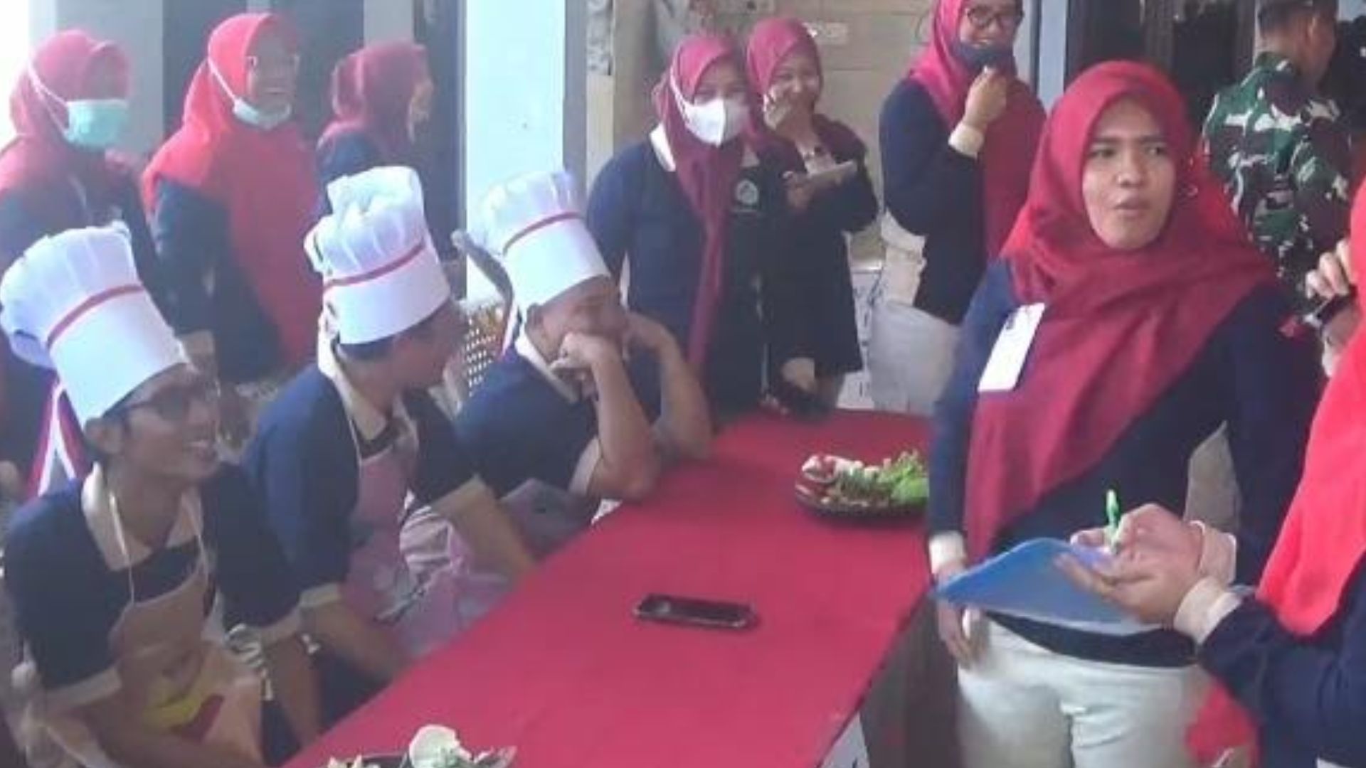 Saat Dokter dan Perawat Puskesmas Perak Jombang Meriahkan HUT Kemerdekaan RI dengan Lomba Nyambel