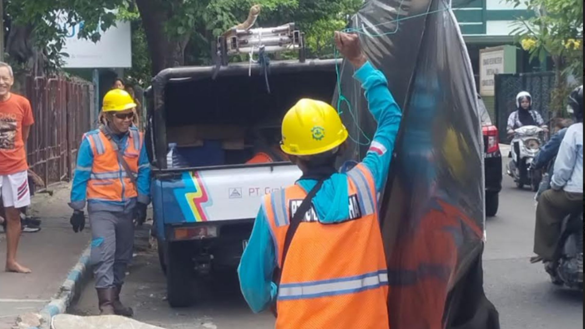 PLN Tulungagung Khawatirkan Risiko Pemadaman Akibat Layang-Layang Tersangkut pada Jaringan Listrik