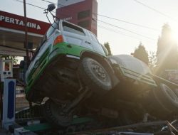 Truk Molen Tersangkut di Selokan SPBU Dungus Madiun, Listrik dan Wifi Terputus!