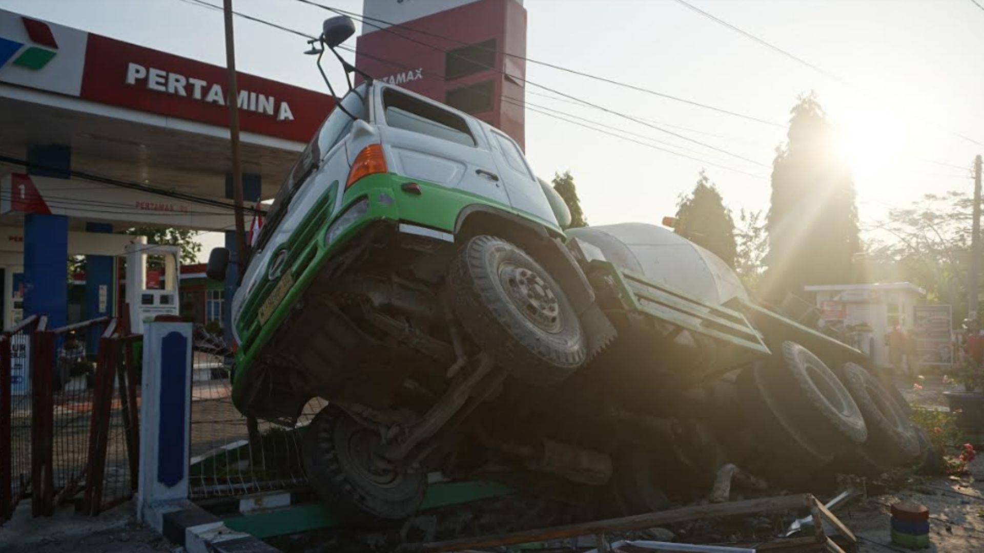 Truk Molen Tersangkut di Selokan SPBU Dungus Madiun, Listrik dan Wifi Terputus!