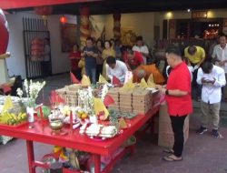 Keramaian di Klenteng Boo Hway Bio, Ratusan Warga Nantikan Tradisi Sembahyang Rebutan dan Pembagian Sembako