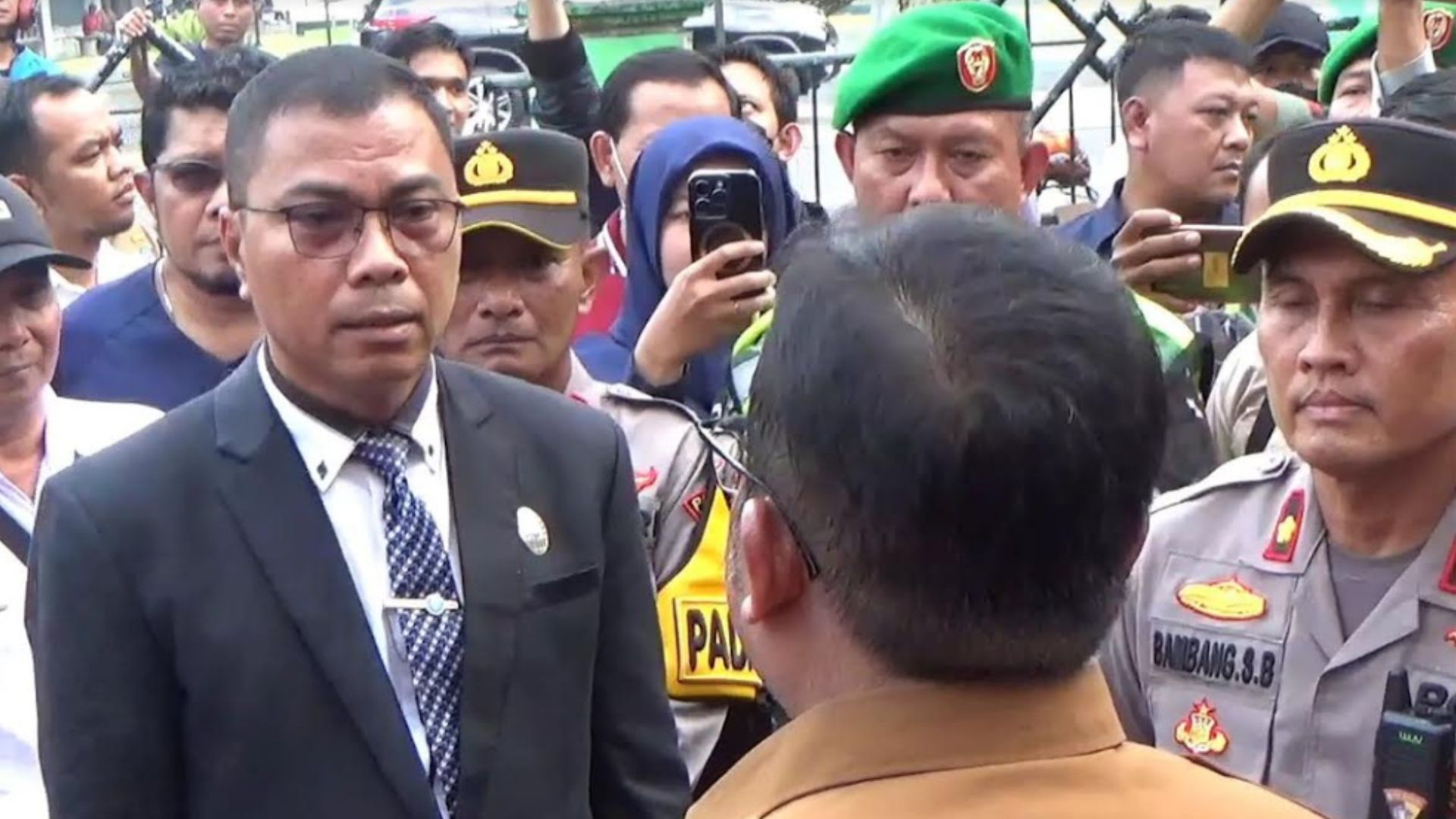 Penyegelan Ruko di Jombang Diwarnai Aksi Saling Dorong dan Cekcok, 14 Bangunan Disegel Petugas Gabungan