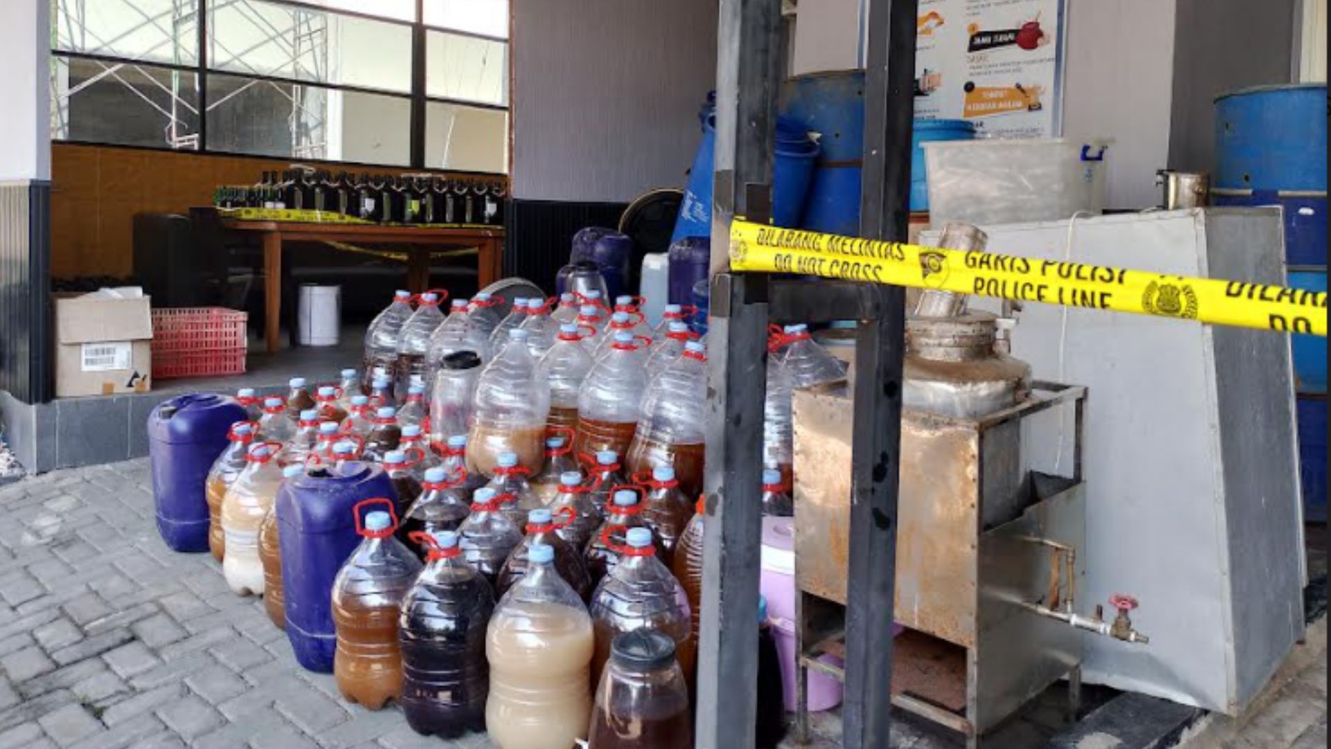 Breaking News! Home Industri Miras dengan Alkohol 27 Persen Berhasil Digerebek Polres Batu 