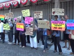 Karyawan Terdampak Penyegelan Ruko di Jombang Gelar Protes Tuntut Pembukaan Gembok