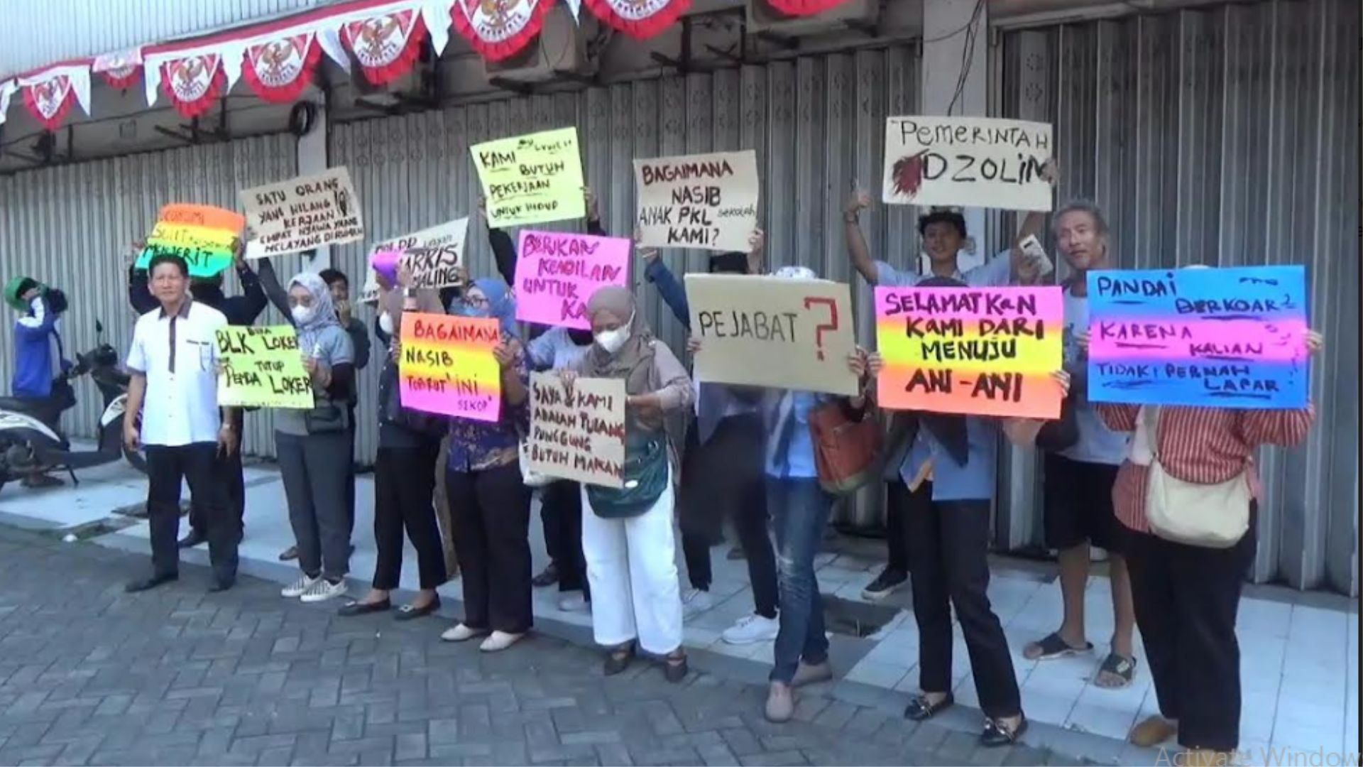 Karyawan Terdampak Penyegelan Ruko di Jombang Gelar Protes Tuntut Pembukaan Gembok