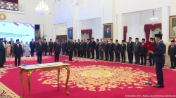 Presiden RI Joko Widodo (Jokowi) melantik tiga menteri negara dan satu wakil menteri negara Kabinet Indonesia Maju dalam sisa masa jabatan periode tahun 2019-2024, di Istana Negara, Jakarta, Senin (19/08/2024) pagi. Read more: https://setkab.go.id/presiden-lantik-3-menteri-dan-1-wakil-menteri-kabinet-indonesia-maju-sisa-masa-jabatan-periode-tahun-2019-2024/