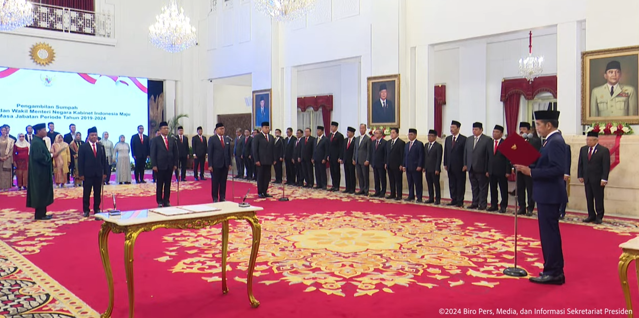 Presiden RI Joko Widodo (Jokowi) melantik tiga menteri negara dan satu wakil menteri negara Kabinet Indonesia Maju dalam sisa masa jabatan periode tahun 2019-2024, di Istana Negara, Jakarta, Senin (19/08/2024) pagi. Read more: https://setkab.go.id/presiden-lantik-3-menteri-dan-1-wakil-menteri-kabinet-indonesia-maju-sisa-masa-jabatan-periode-tahun-2019-2024/
