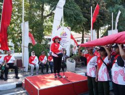 Pj Wali Kota Kediri Zanariah Ikuti Kirab Bendera Merah Putih Raksasa, Ini Infonya 