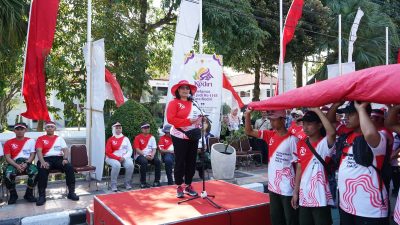 Pj Wali Kota Kediri Zanariah Ikuti Kirab Bendera Merah Putih Raksasa, Ini Infonya 