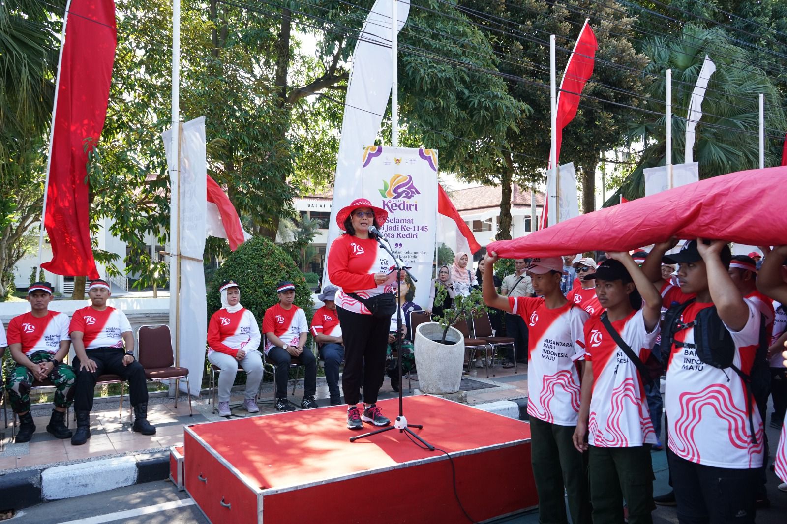 Pj Wali Kota Kediri Zanariah Ikuti Kirab Bendera Merah Putih Raksasa, Ini Infonya 