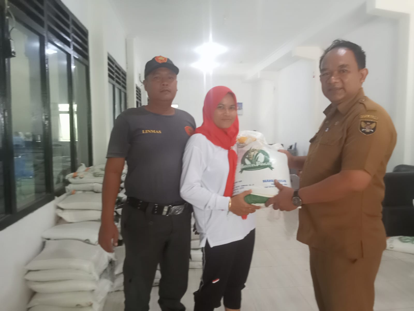 Pemerintah Kota Kediri Salurkan 10 Kg Beras untuk 708 KPM di Kelurahan Banjaran kota Kediri