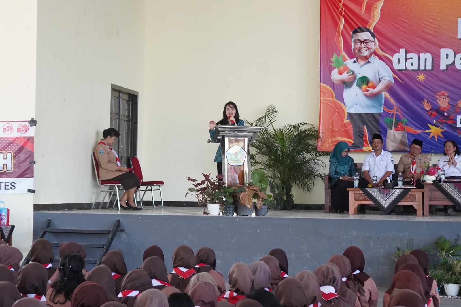 Mbak Cicha, Bunda Genre Kabupaten Kediri dan Mbak Dewi Berikan Edukasi Gizi Pada Remaja Putri Agar Terhindar dari  Anemia