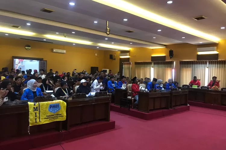 mahasiswa nganjuk demo akwal putusan MK