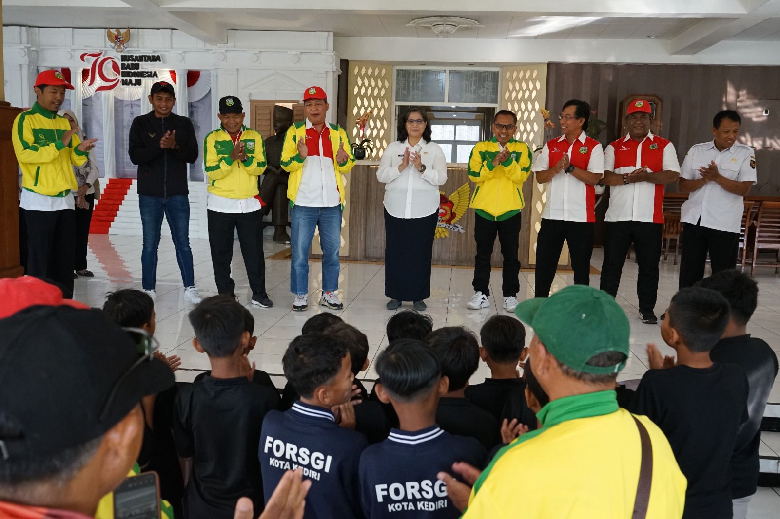 Pj Wali Kota Kediri Zanariah Lepas Kontingen Sepak Bola Usia Dini FORSGI U-10 Ikuti Piala Menpora II Nasional Tahun 2024