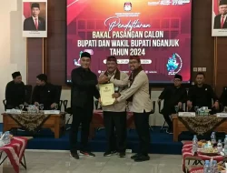 Daftar ke KPU Nganjuk, Marhaen – Handy Jalan Kaki, Diiringi Ribuan Relawan