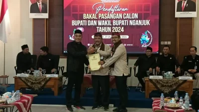 Daftar ke KPU Nganjuk, Marhaen – Handy Jalan Kaki, Diiringi Ribuan Relawan