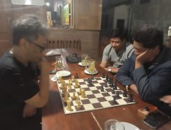 Ketua PWI Kediri dan Mantan Ketua PWI Nganjuk Uji Kekuatan Atlet Catur Jelang Porwanas XIV di Kalimantan Selatan