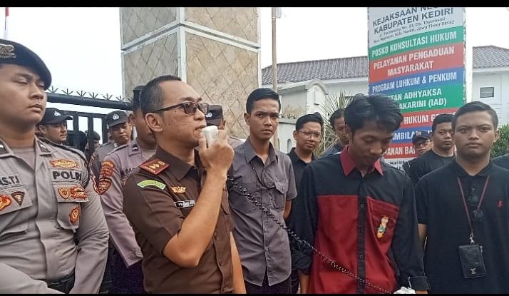 Kepala Kejaksaan Negeri Kabupaten Kediri, Pradhana Probo Setyarjo SH.MH, berjanji akan mempercepat penanganan kasus dugaan korupsi program korporasi sapi