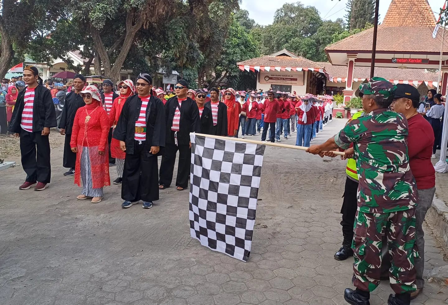 Gerak Jalan Kreasi Semarakkan HUT RI ke-79 di Kecamatan Kandat, Kediri