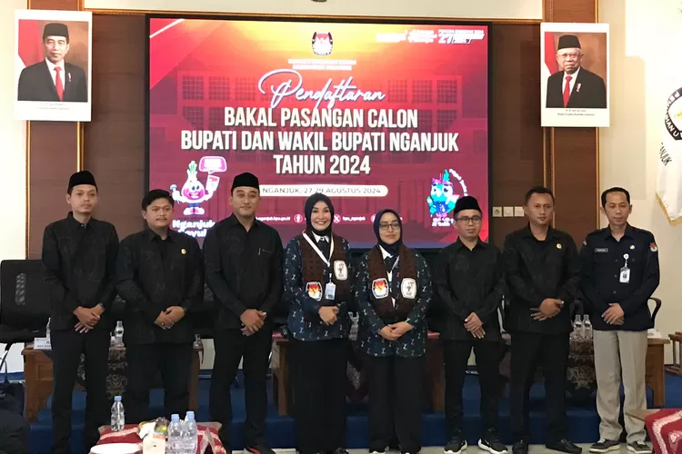 Pasangan Ita-Zuli Daftar ke KPU Nganjuk Naik Becak Diantar Ratusan Relawan