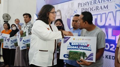 Pj Wali Kota Kediri Zanariah Serahkan Bantuan Modal Usaha DBHCHT Tahun 2024