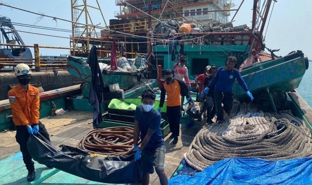 Ditpolairud Polda Banten Evakuasi 6 Nelayan yang Tewas di Kapal