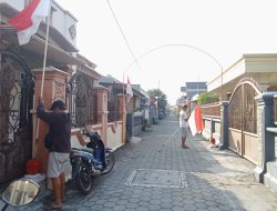 Warga Perumahan Ngronggo Sibuk Hiasi Lingkungan Jelang Peringatan Kemerdekaan RI ke-79