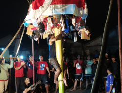 Lomba Panjat dalam Rangka HUT ke-79 Kemerdekaan RI di Desa Sambi Pakai Pohon Pisang, Namun Tetap Seru