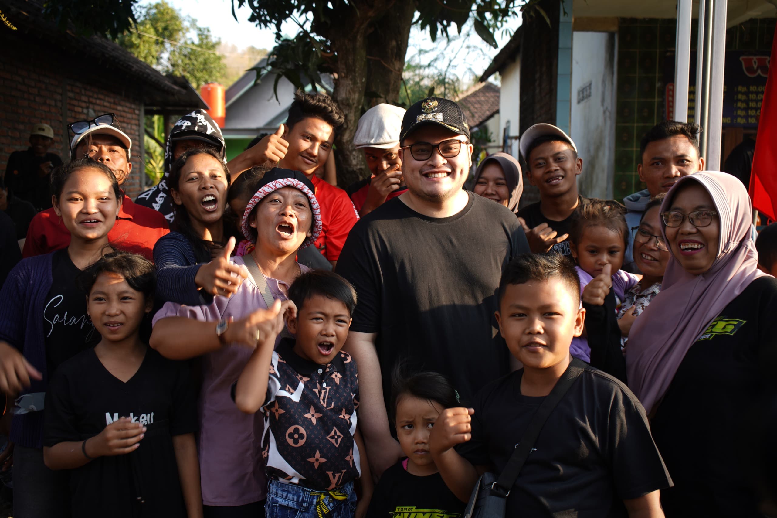 Mas Dhito Borong Pentol Hingga Salami Warganya di Sepanjang Jalan Raya Tiron