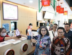 Pj Wali Kota Kediri Bersama Kepala KPwBI Kediri Serahkan Tanda Halal dan Higienis di Foodcourt Kediri Town Square