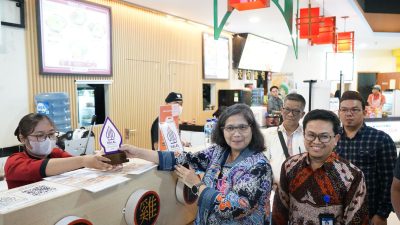 Pj Wali Kota Kediri Bersama Kepala KPwBI Kediri Serahkan Tanda Halal dan Higienis di Foodcourt Kediri Town Square